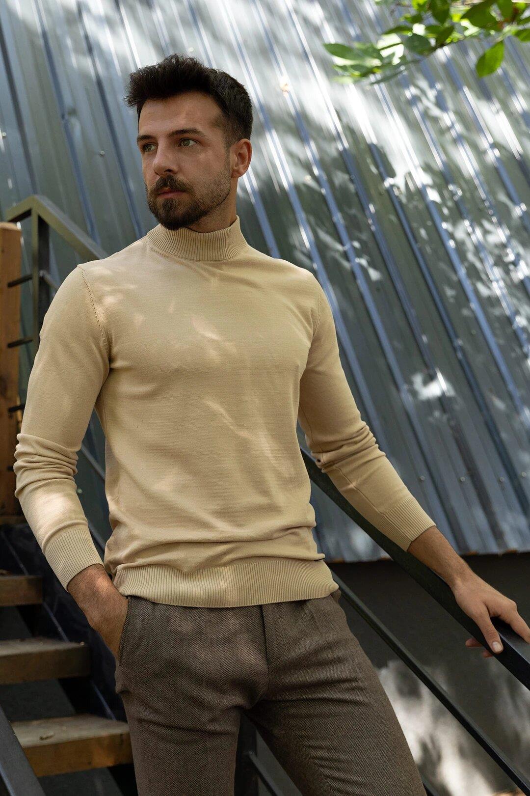 Yarım Balıkçı Yaka Triko Kazak ürünü ÜST GİYİM kategorisinde sizleri bekliyor.