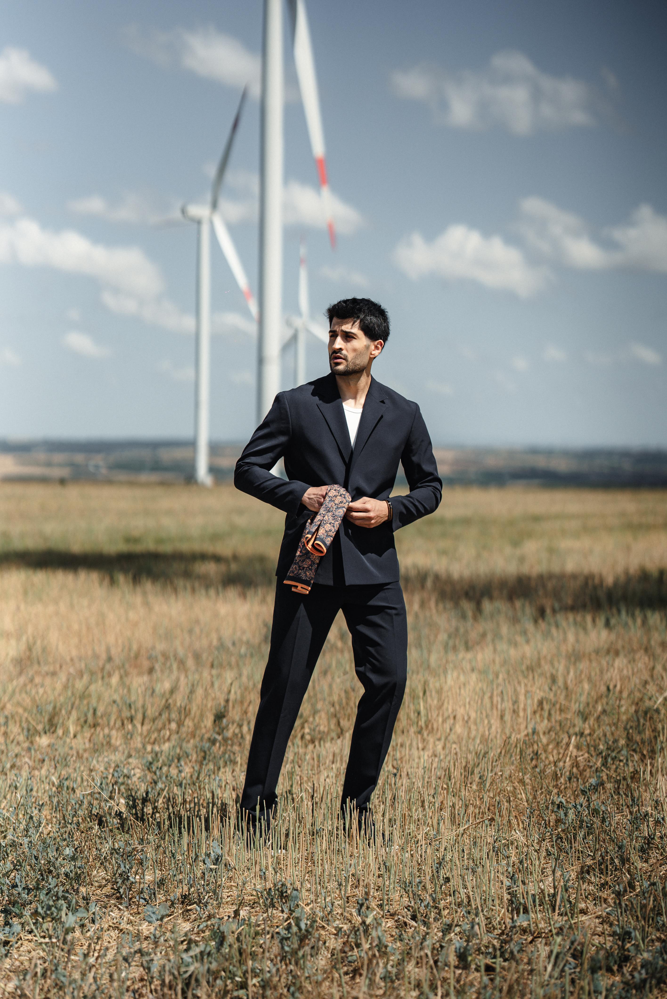 New Collection SPECIAL DESIGN WIDE MOLD MONO COLLAR SUIT ürünü SUIT kategorisinde sizleri bekliyor.