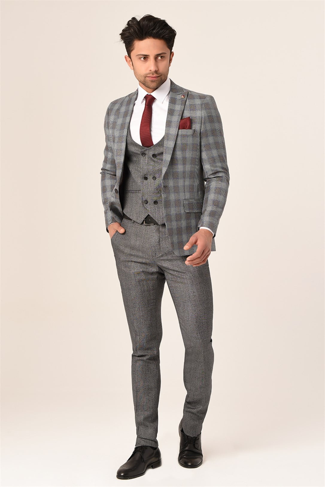 Gri  Bordo Ekose Yelekli Sivri Yaka  Kombin Takım Elbise Slim Fit | AgustiniTAKIM ELBİSEAGUSTİNİYtk1311AGUSTİNİGri  Bordo Ekose Yelekli Sivri Yaka  Kombin Takım Elbise Slim Fit | Agustini