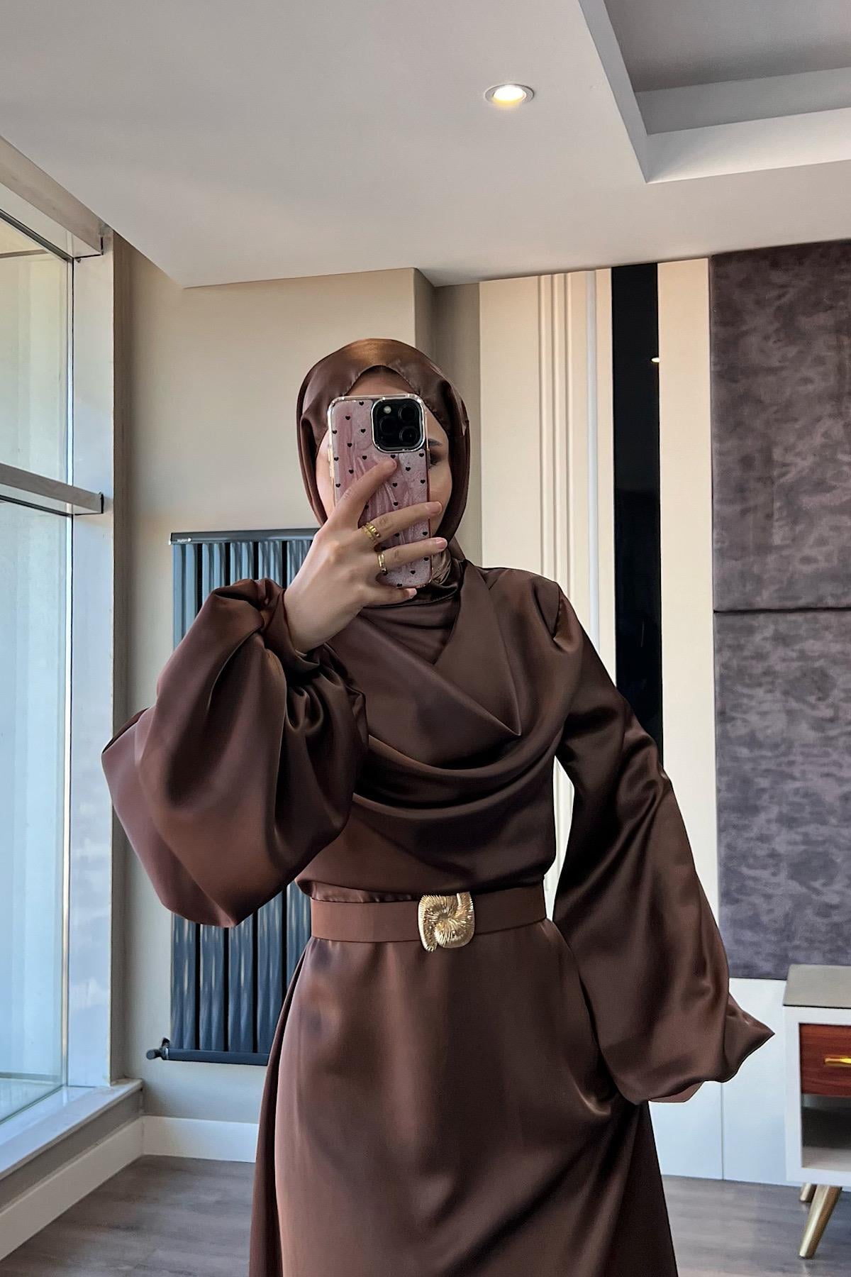 Kemerli Kuyruklu Saten Elbise