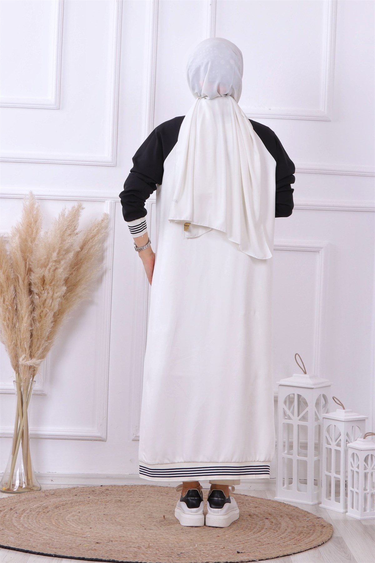 Çıt Çıt Model Ekru Kolları Siyah Hırka
