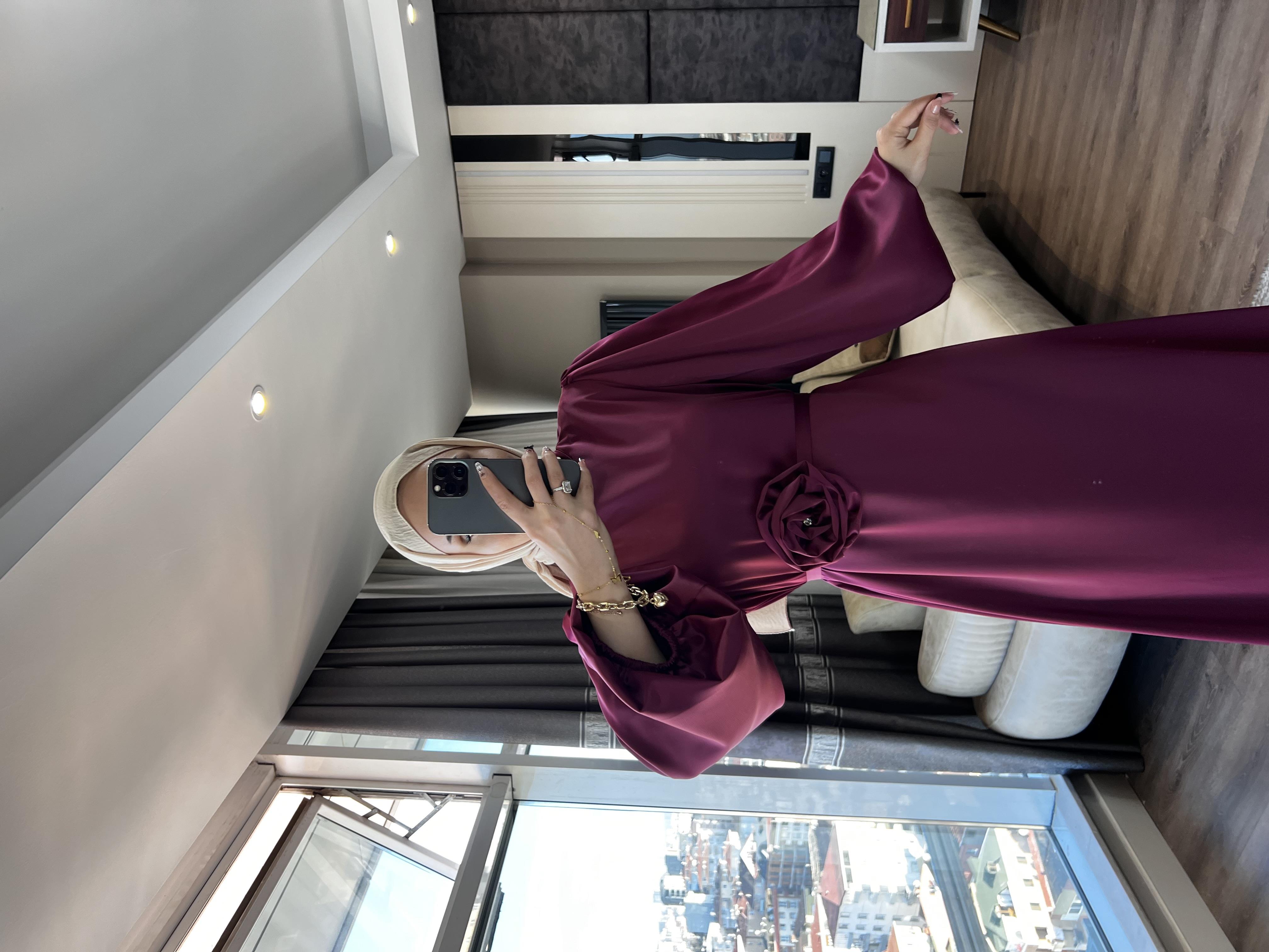 Gül Detay Saten Elbise