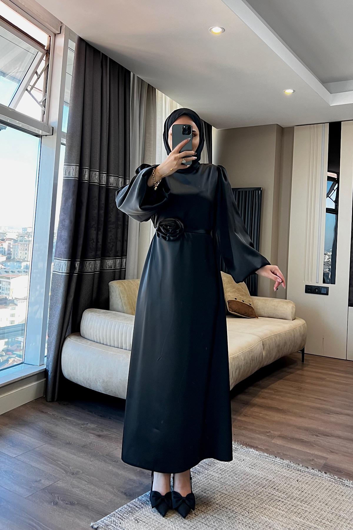Gül Detay Saten Elbise Siyah