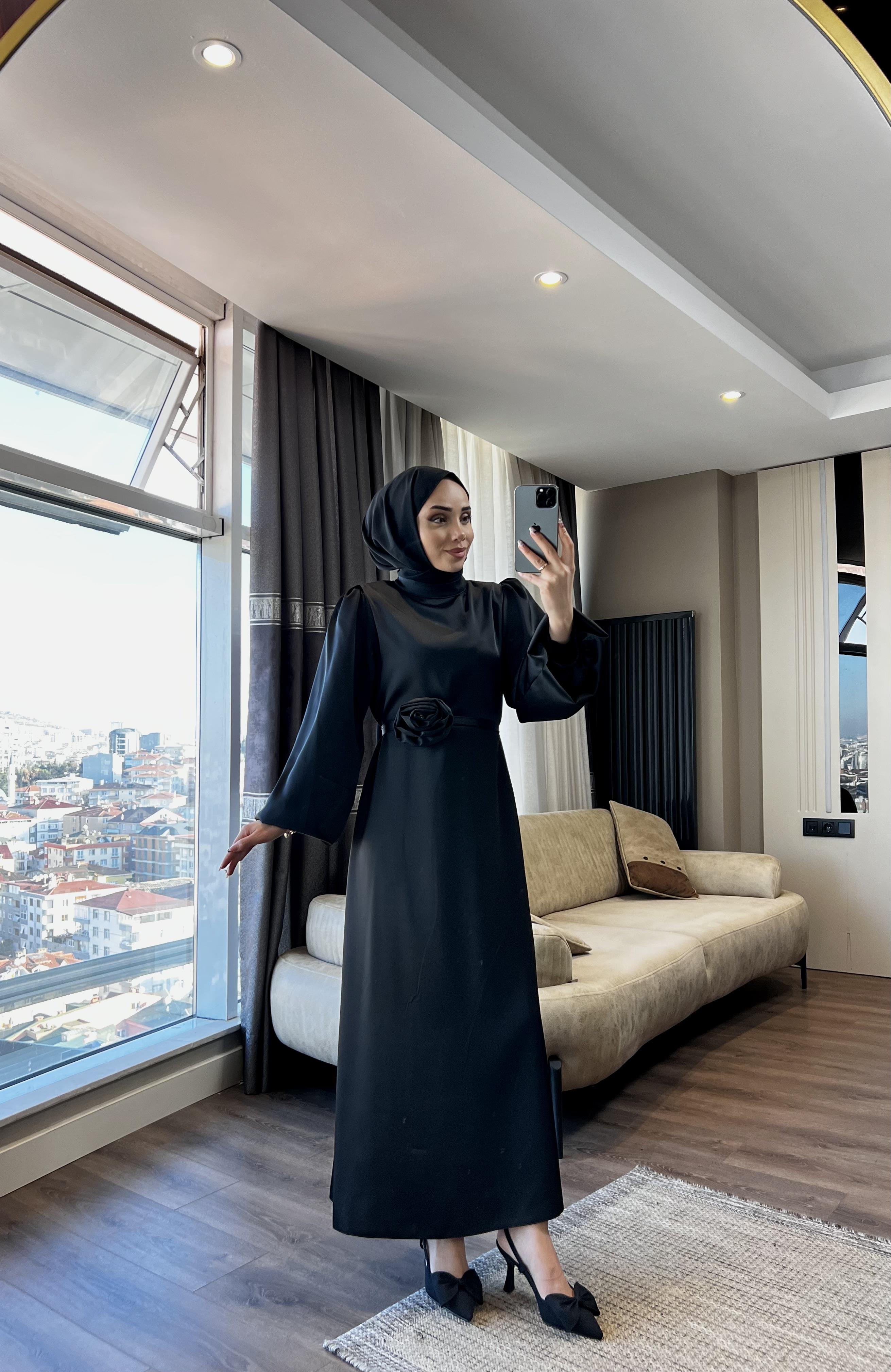 Gül Detay Saten Elbise Siyah