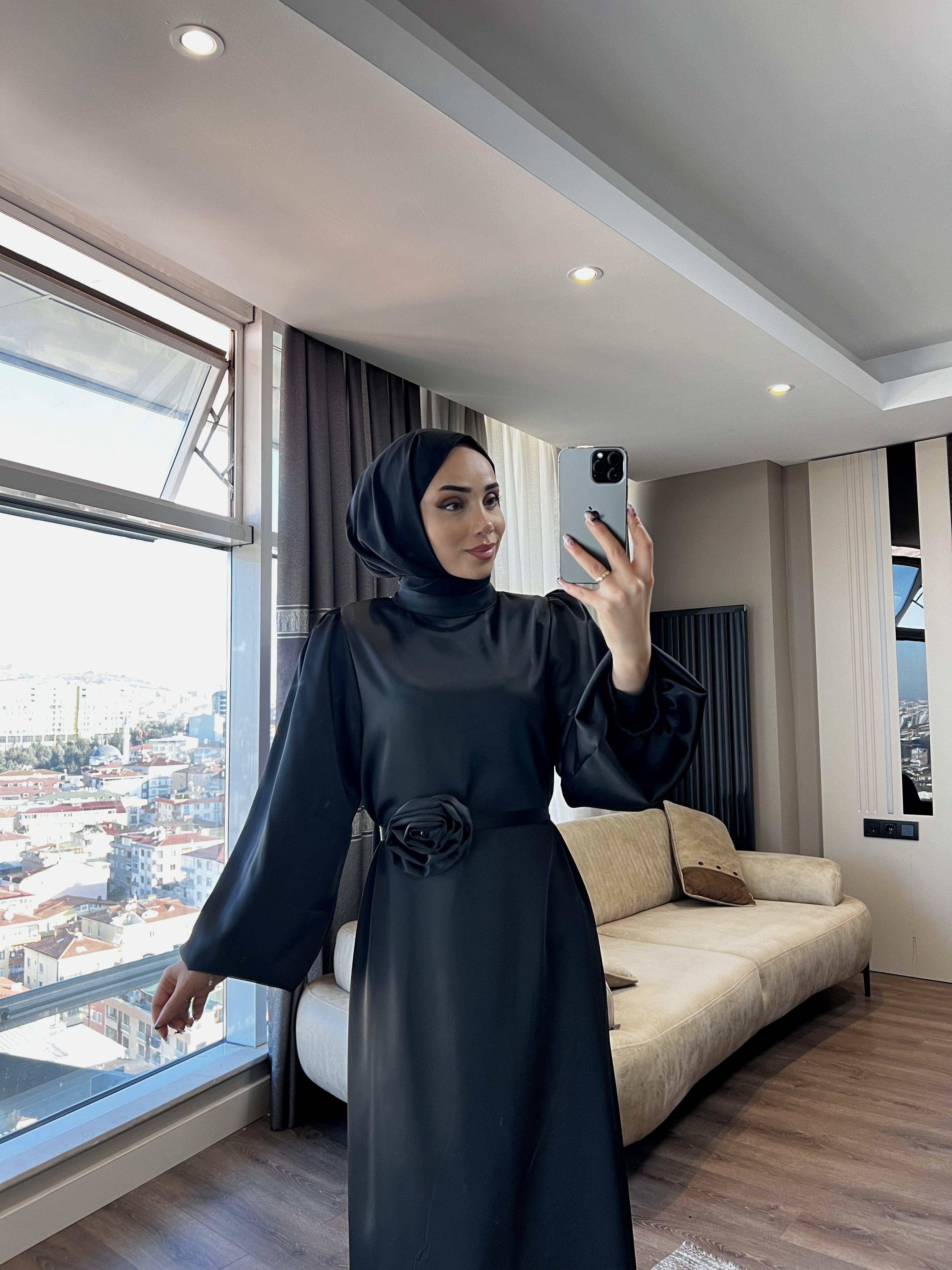 Gül Detay Saten Elbise Siyah