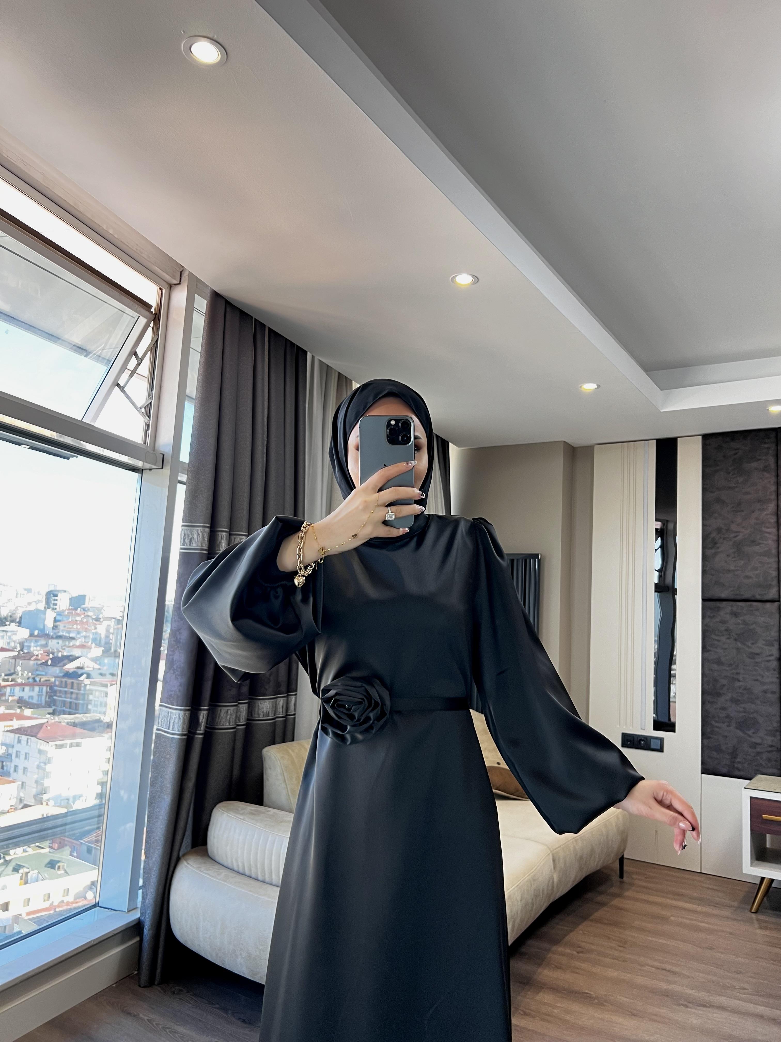 Gül Detay Saten Elbise Siyah