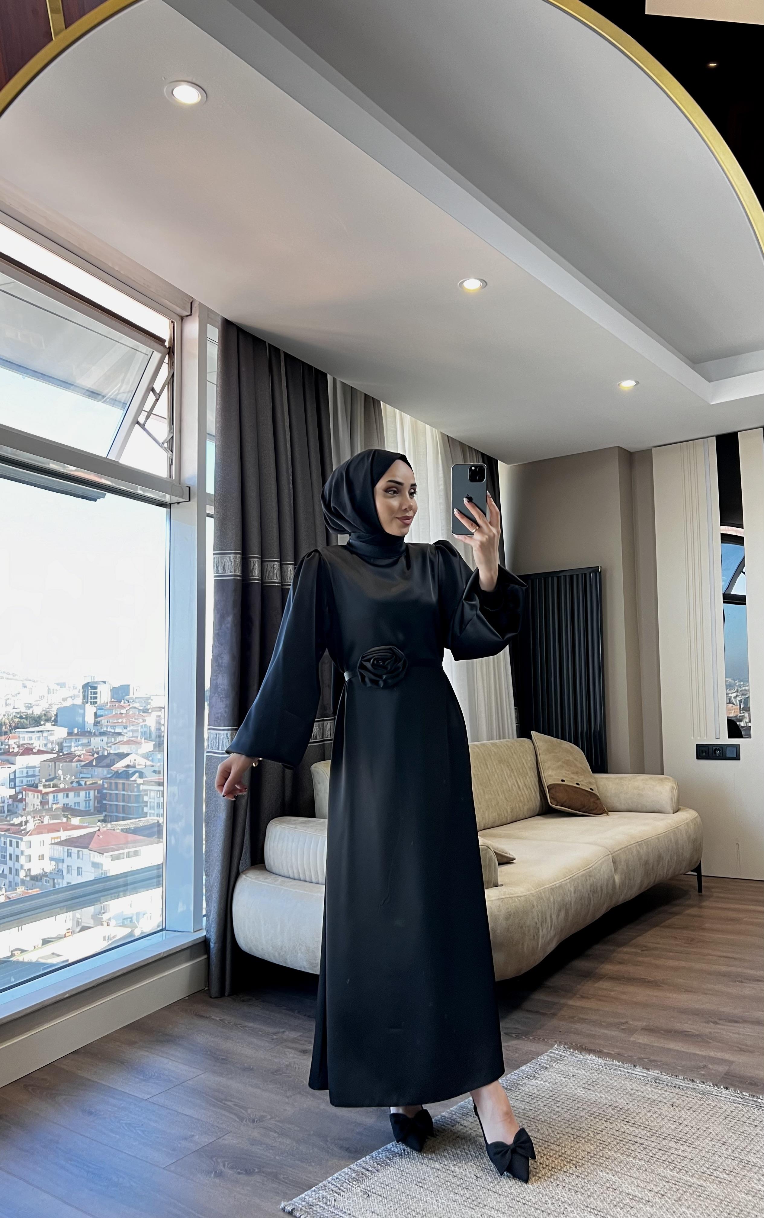 Gül Detay Saten Elbise Siyah