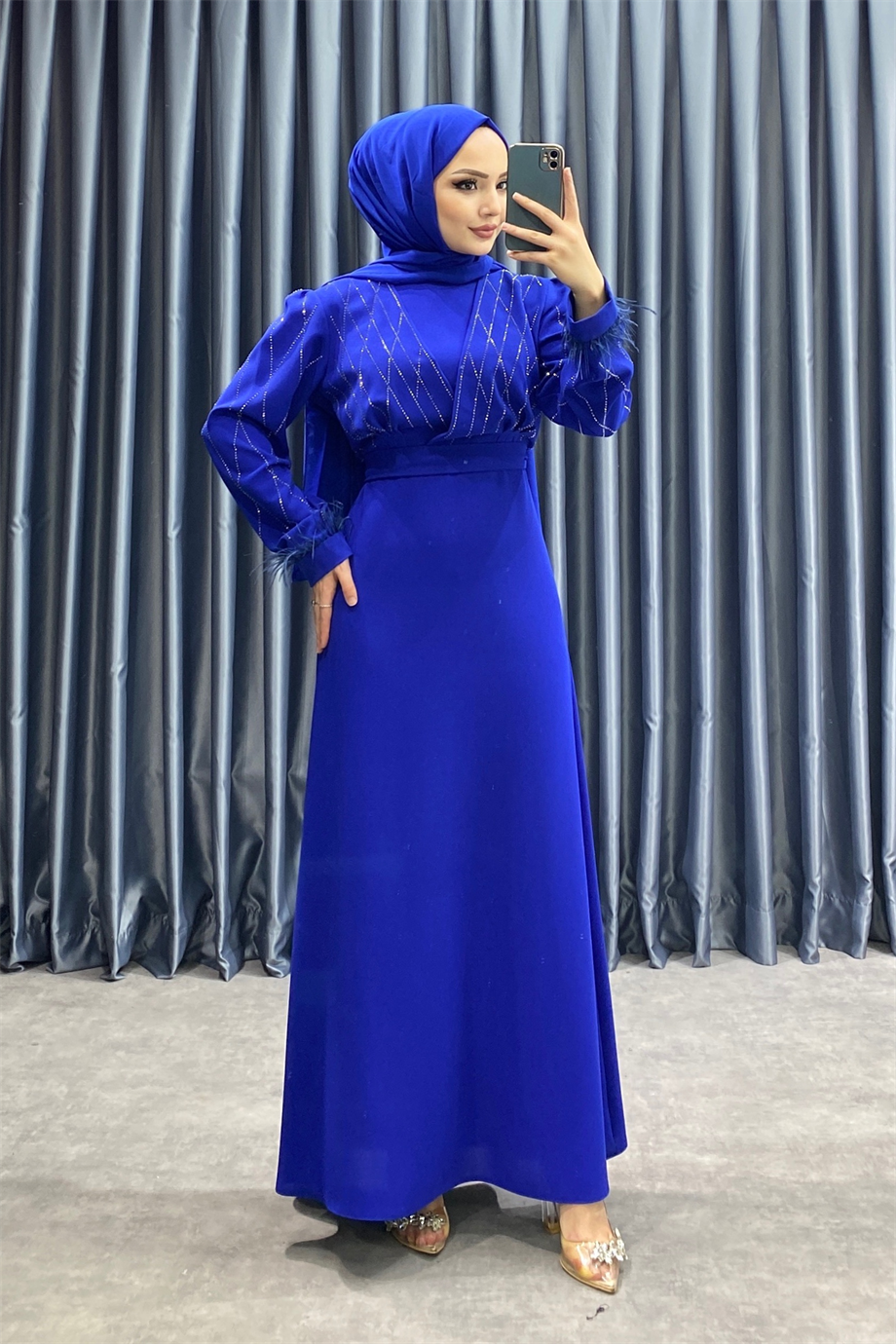 Kolu Tüylü Ve Taşlı Elbise Saks