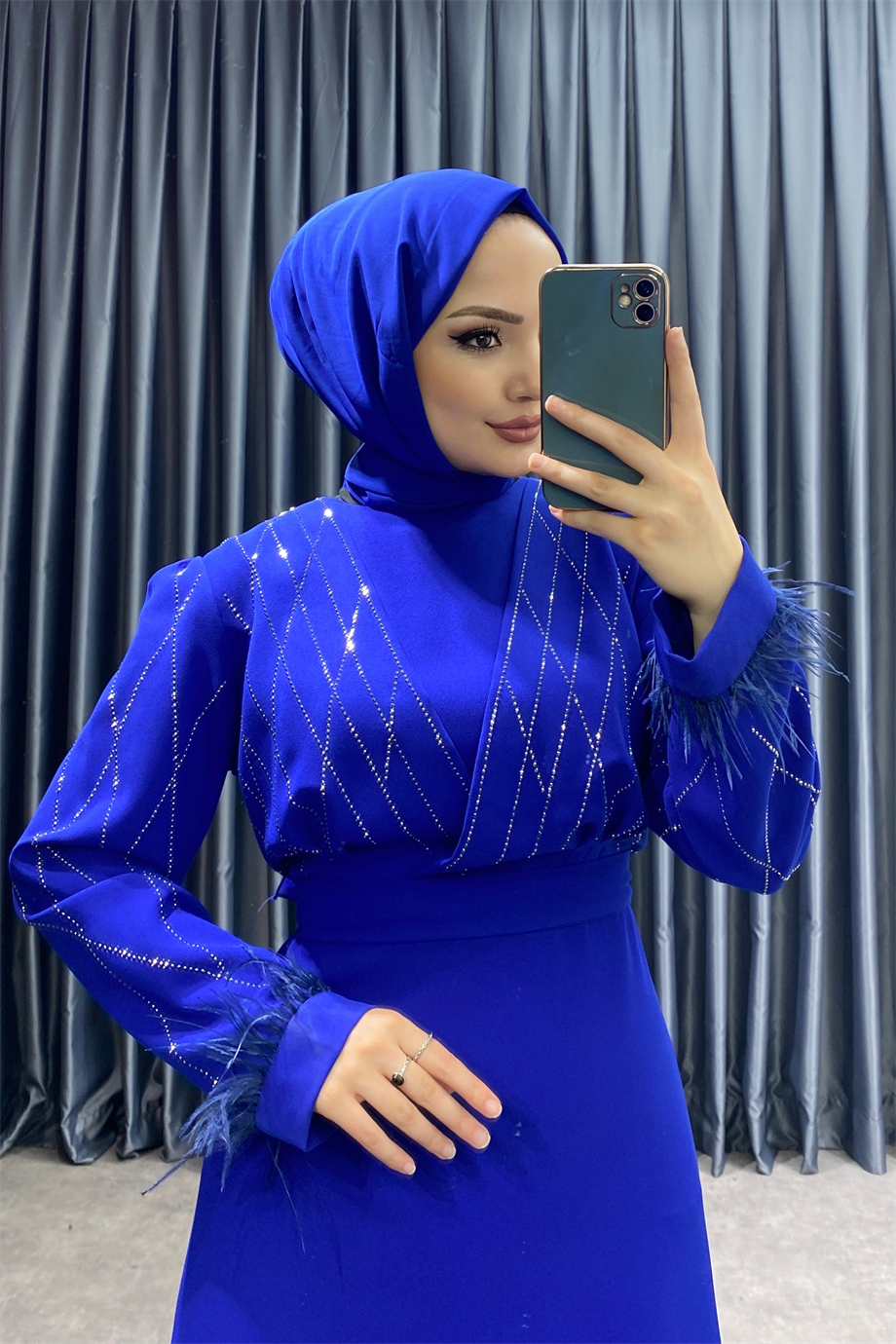 Kolu Tüylü Ve Taşlı Elbise Saks