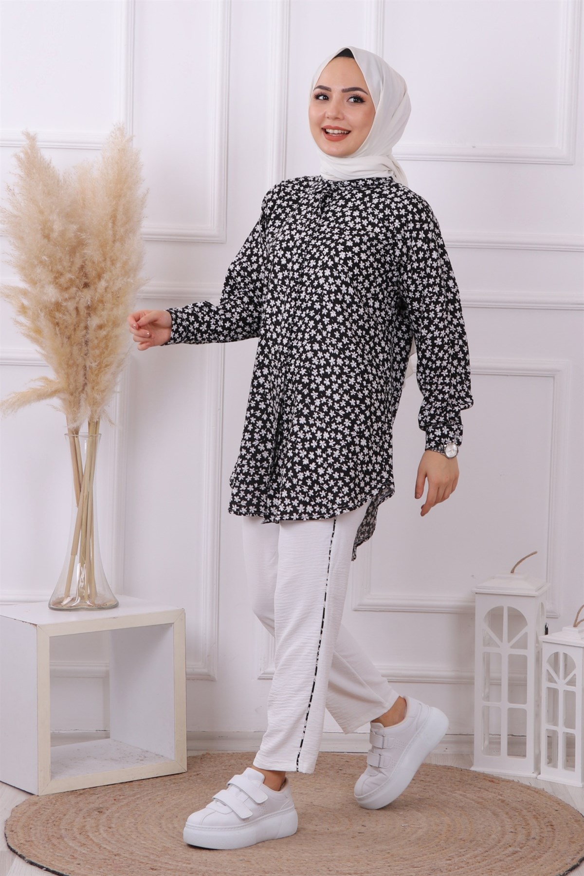 Küçük Çiçek Desenli Takım Siyah