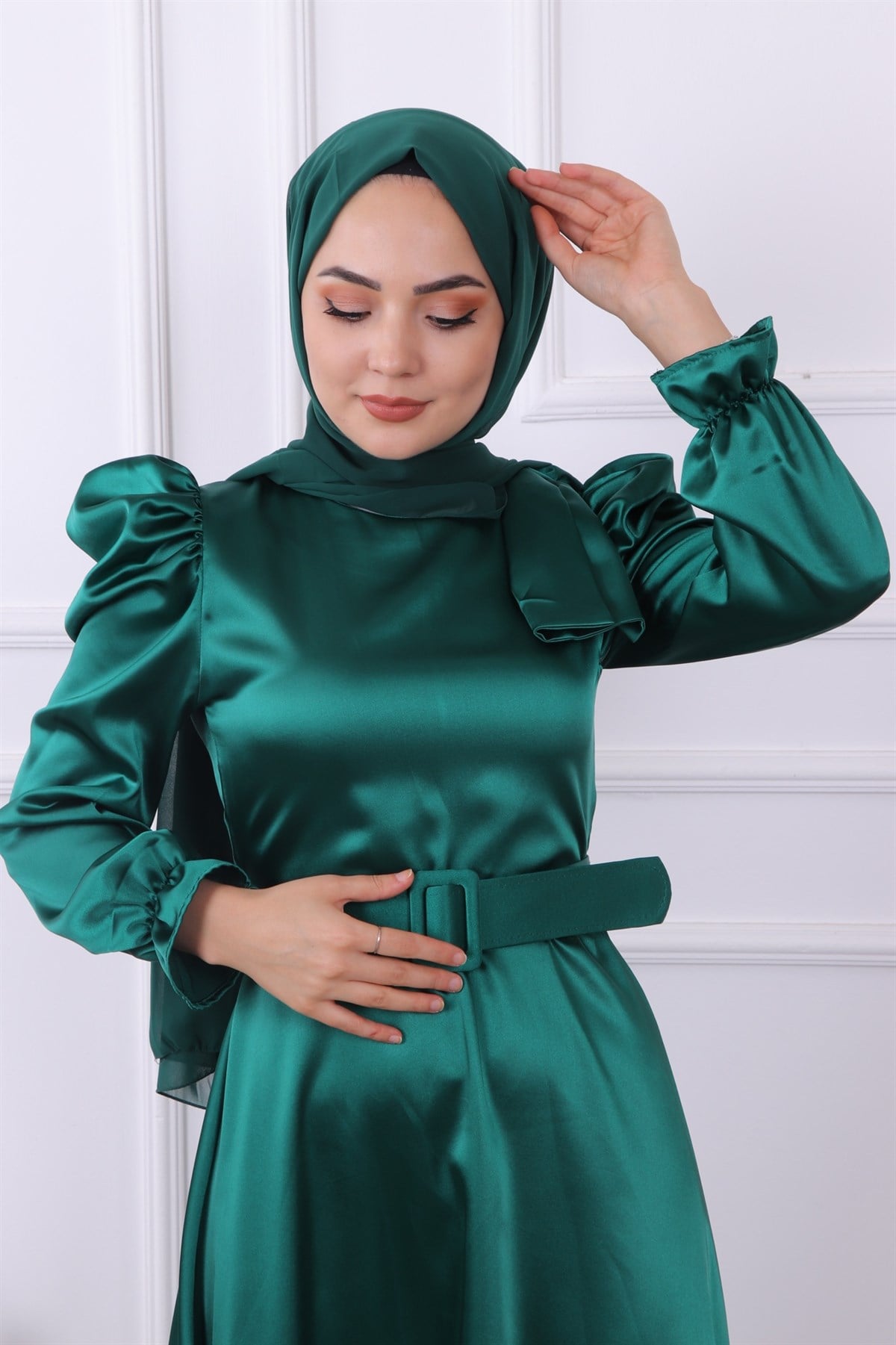 Omuzu Fiyonklu Saten Elbise Yeşil