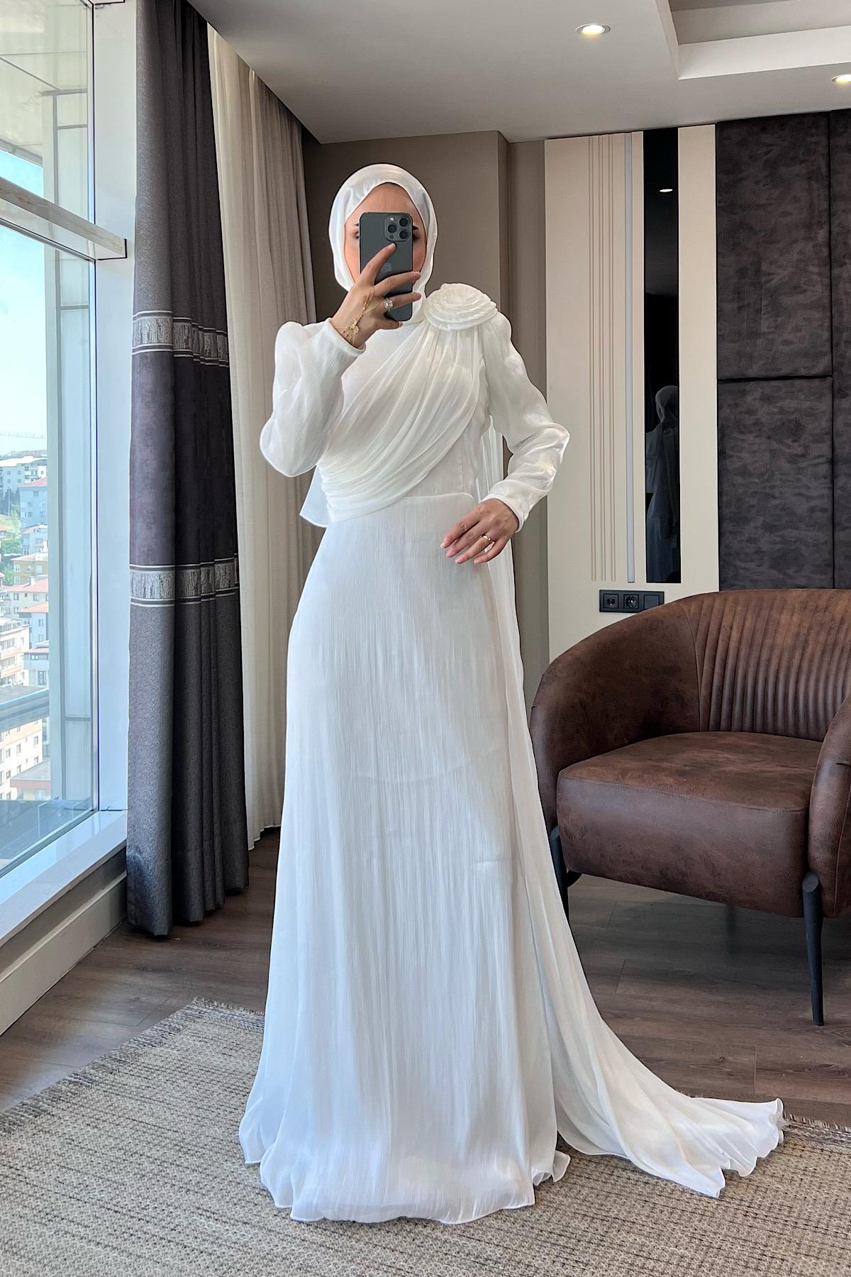 Omuzu Gül Detaylı Elbise Beyaz
