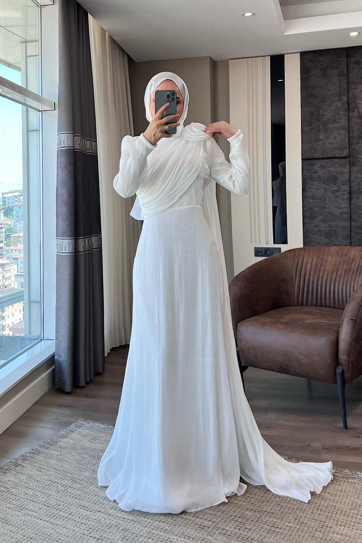 Omuzu Gül Detaylı Elbise Beyaz