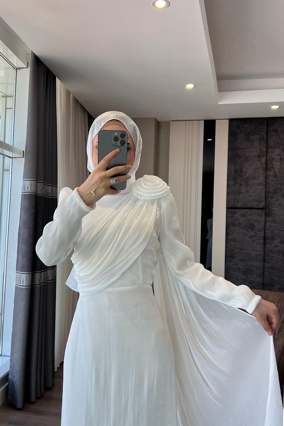 Omuzu Gül Detaylı Elbise Beyaz