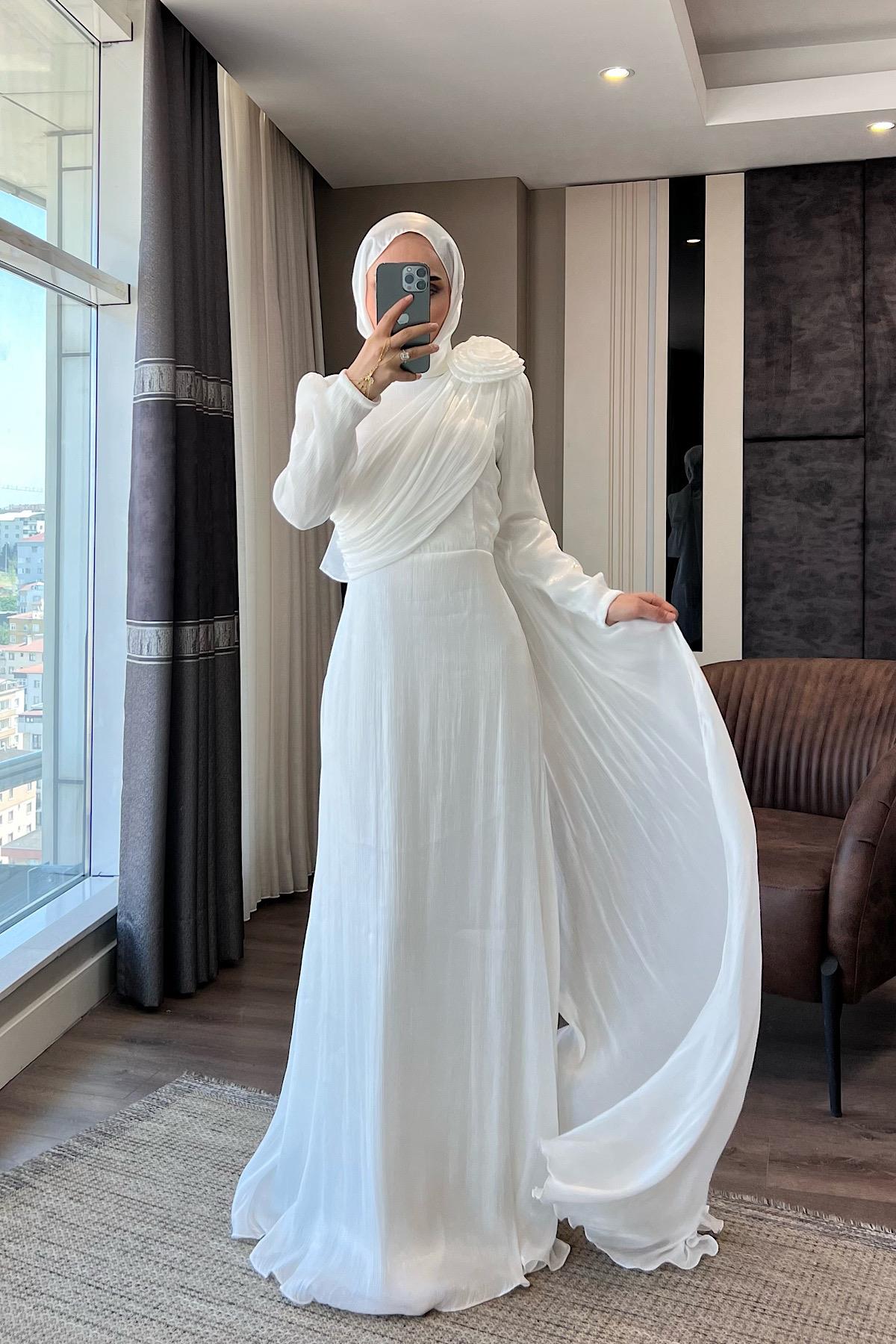 Omuzu Gül Detaylı Elbise Beyaz