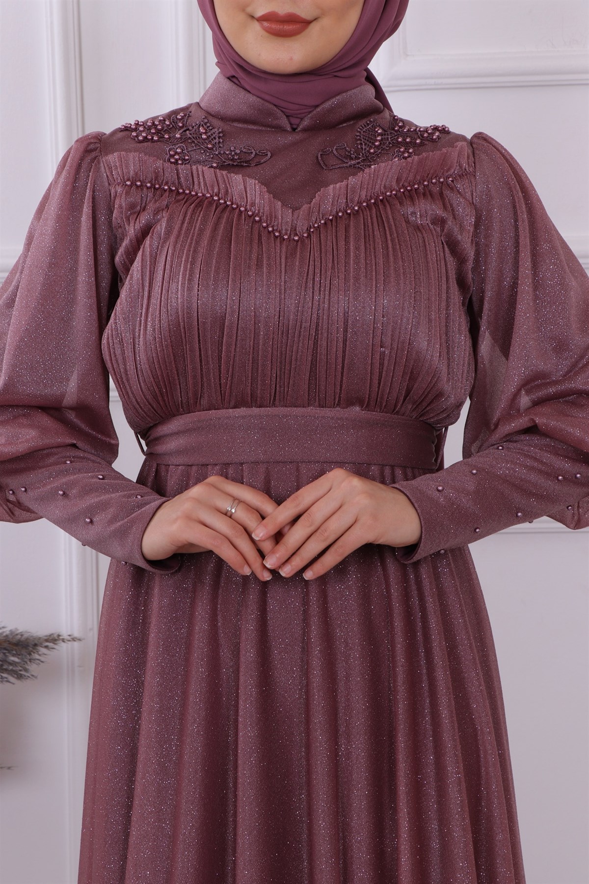 Önü Dantel Ve Drape Detaylı Simli Elbise
