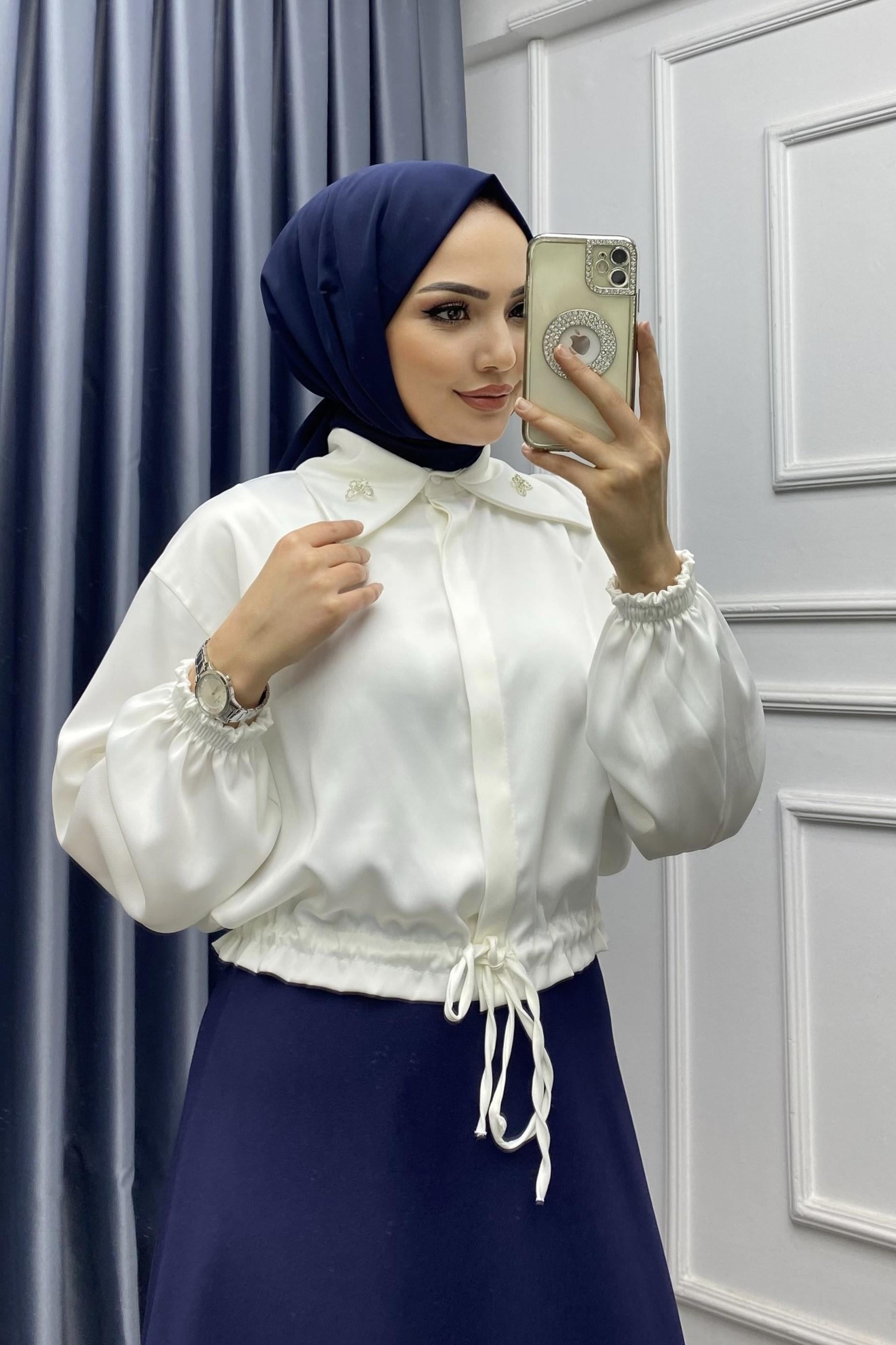 Yakası Broşlu Saten Gömlek Beyaz