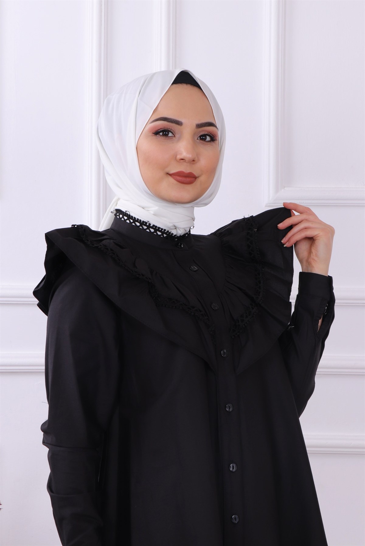 Yakası Dantelli Tunik- Siyah