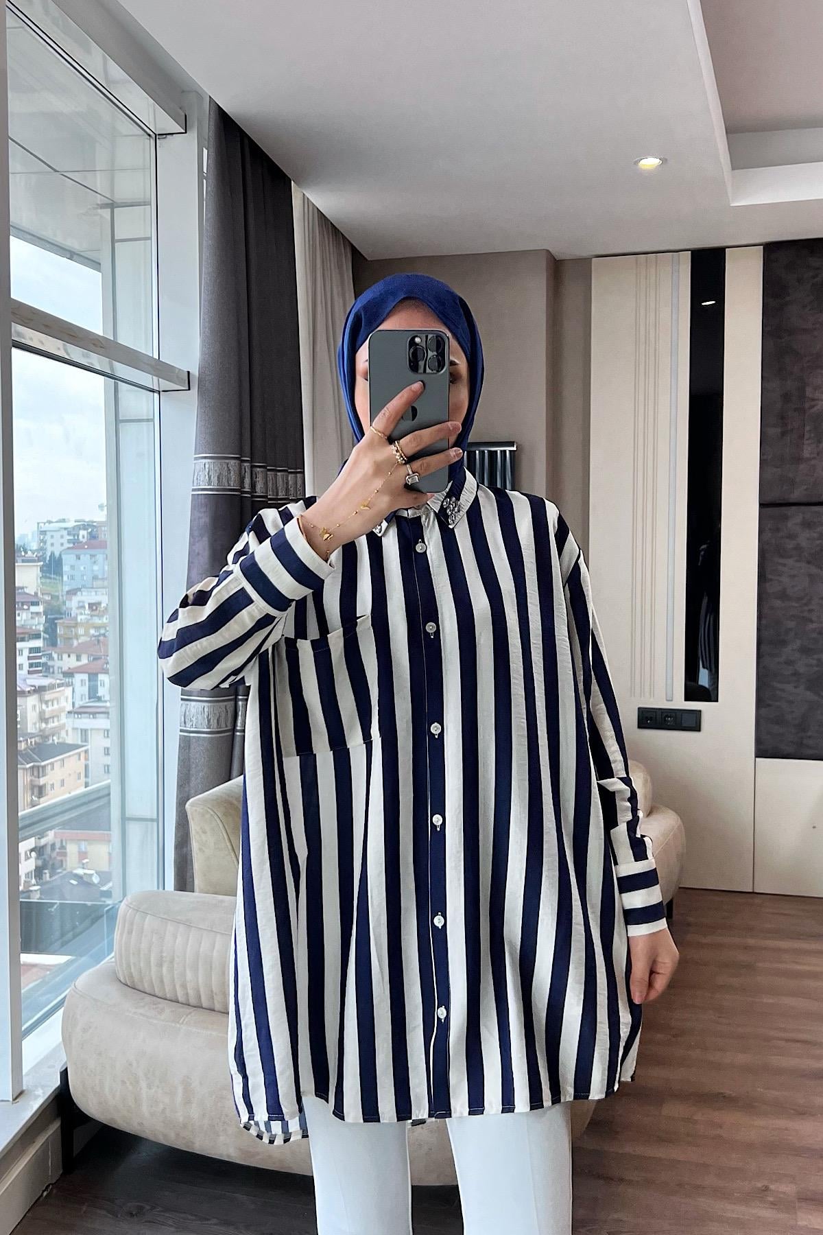 Yakası Taşlı Lacivert Beyaz Çizgili Tunik 