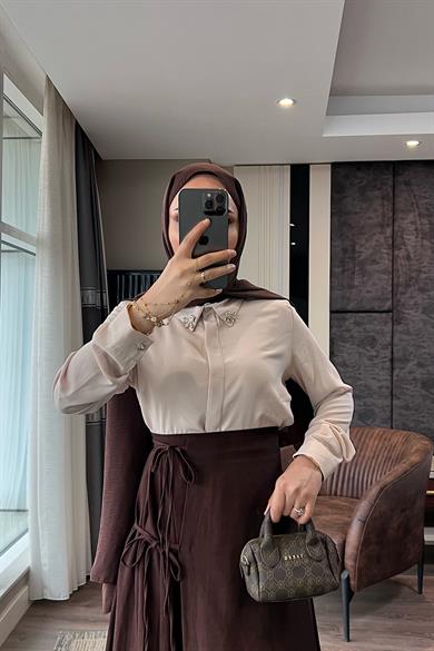 Yakası Broş Detaylı Gömlek Bej