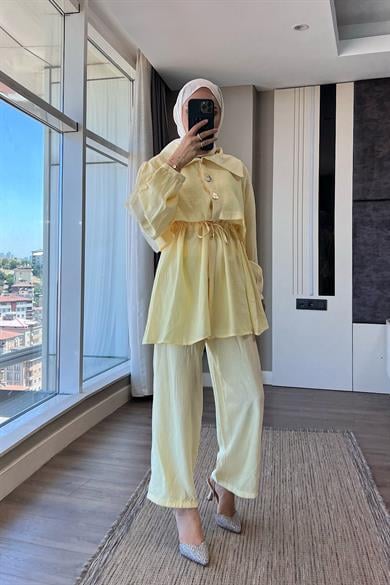 Belden bağlamalı Gold düğmeli takım SarıDubaiShowroomTAKIM09879