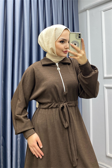 Beli Bağcıklı Yakası Fermuarlı Elbise Kahverengi