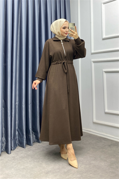Beli Bağcıklı Yakası Fermuarlı Elbise Kahverengi