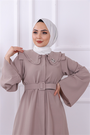 Bronş Detaylı Elbise Vizon