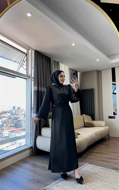 Gül Detay Saten Elbise Siyah