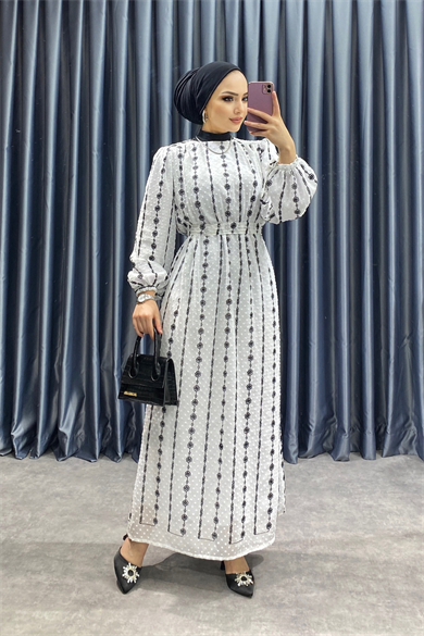 Kendi Beyaz Nakışları Siyah Elbise