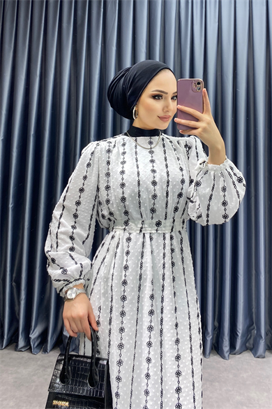 Kendi Beyaz Nakışları Siyah Elbise