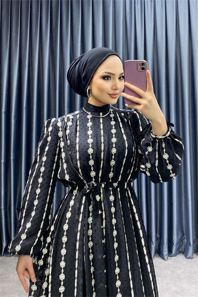 Kendi Siyah Nakışları Beyaz Elbise