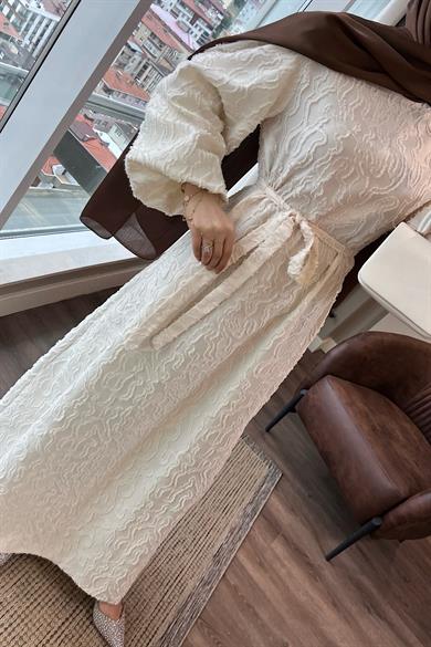 Kendinden Kabartma Desen Elbise Krem