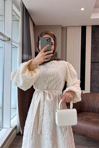 Kendinden Kabartma Desen Elbise Krem