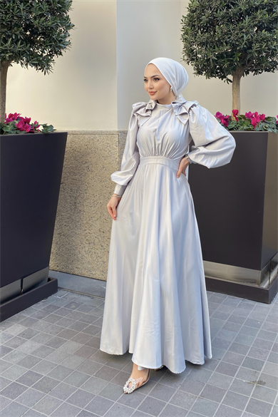 Kol Üstü Taş İşlemeli Saten Elbise Gri