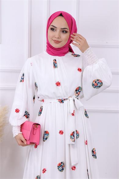 Üzeri Çiçek Nakışlı Elbise