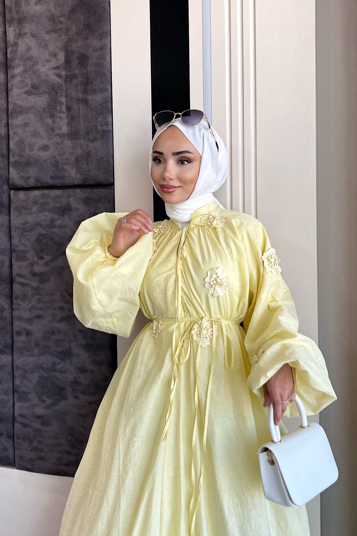 Çiçek Aksesuarlı Müslin Elbise SarıDubaiShowroomELBİSELER01842