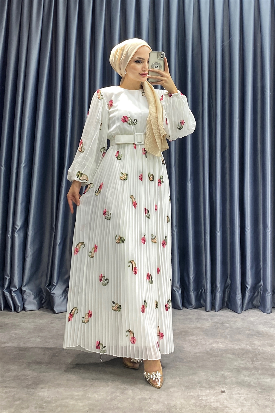 Altı piliseli şifon elbise beyaz