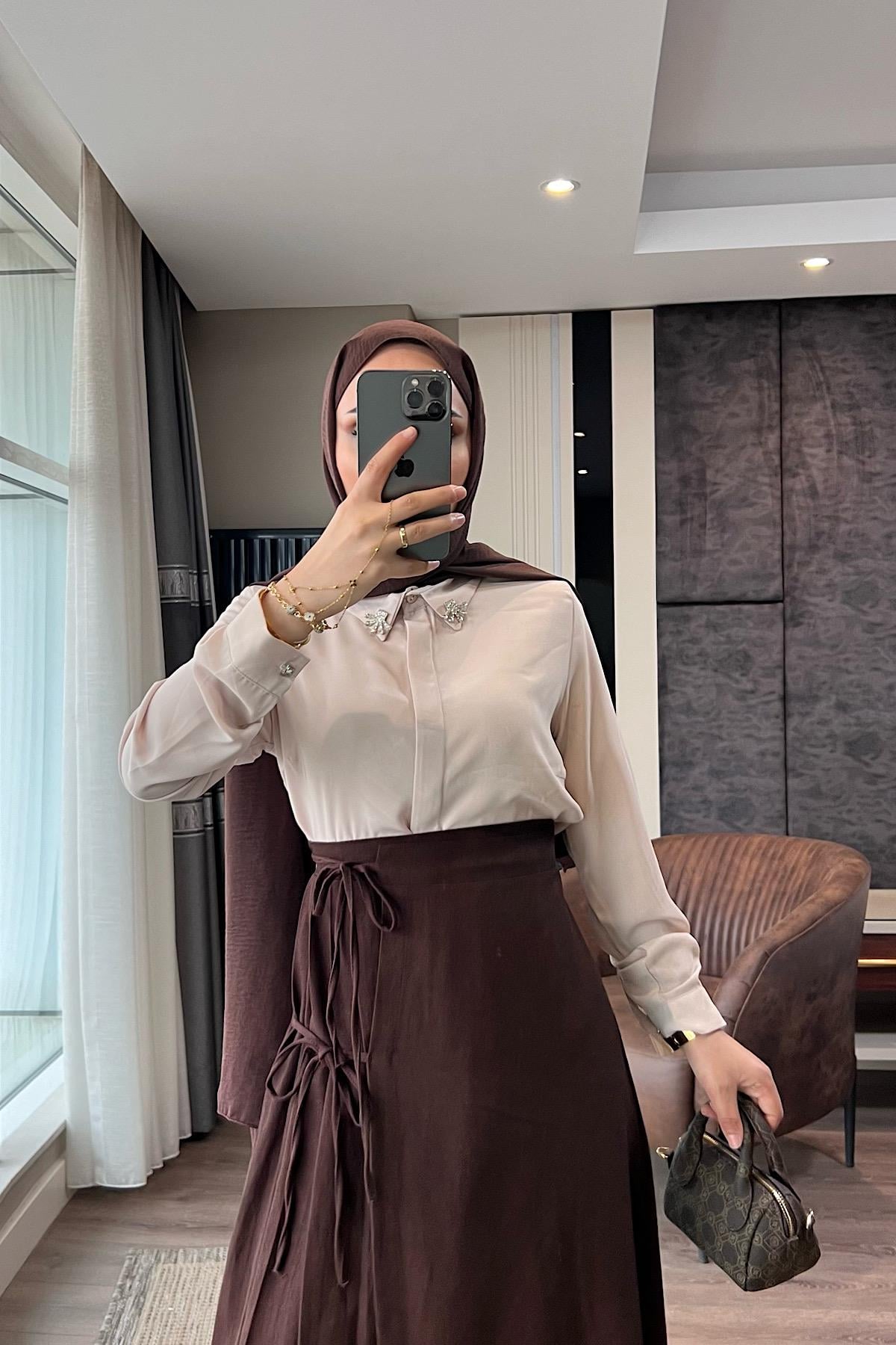 Yakası broş detaylı gömlek bejDubaiShowroomÜST GİYİM01120