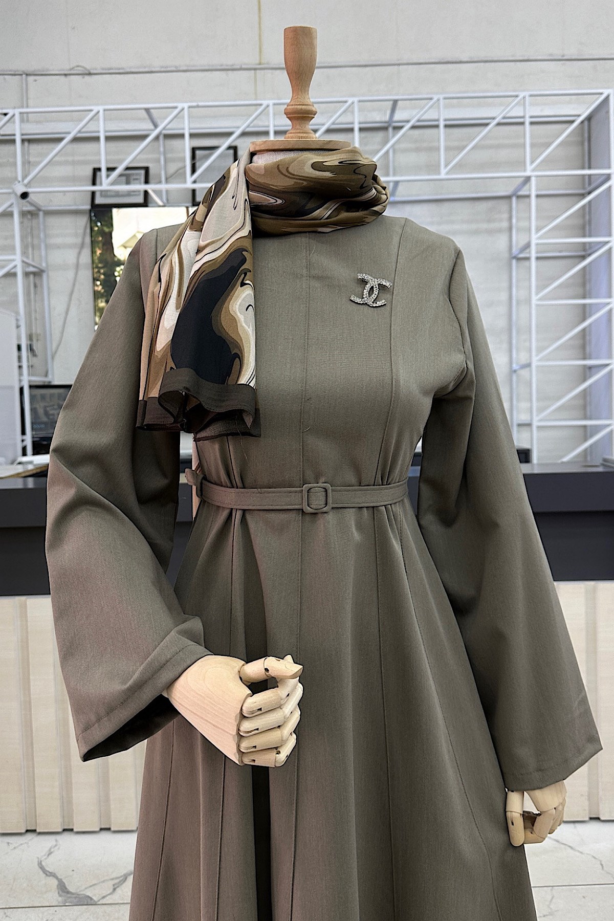 Belden oturtmalı kemerli ElbiseDubaiShowroomELBİSELER08359