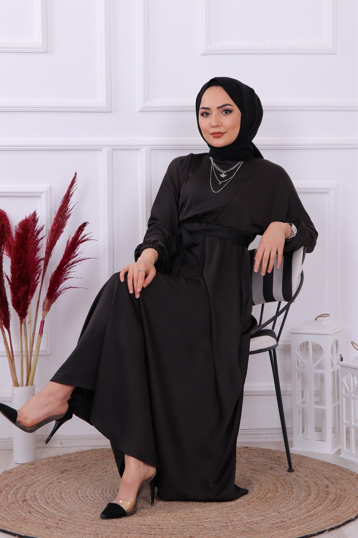Beli lastikli saten elbise siyah