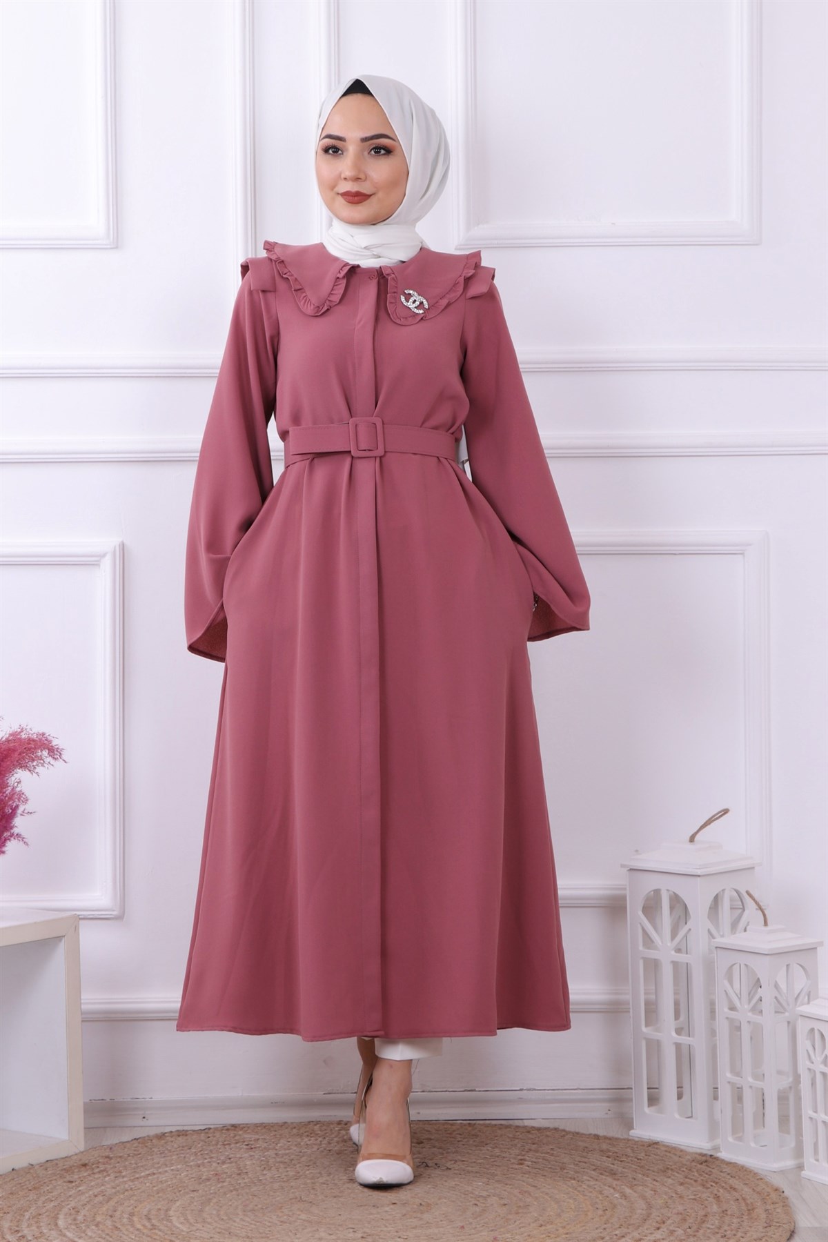 Bronş detaylı elbise 