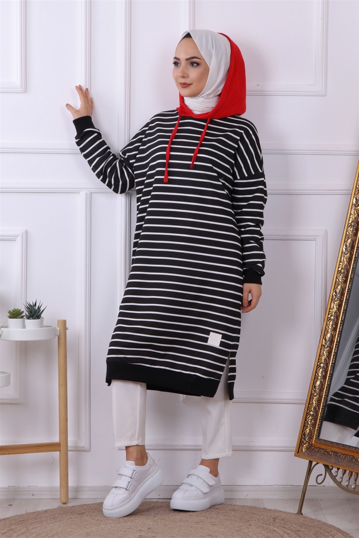 ÇİZGİLİ KAPŞONLU SWEAT SİYAH BEYAZ