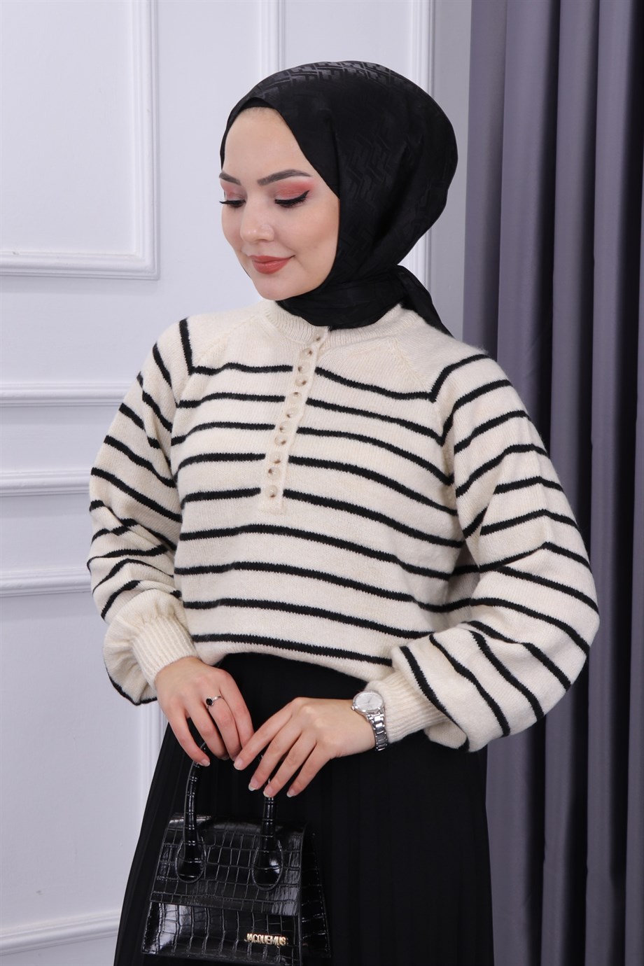 DÜĞME DETAY ÇİZGİLİ KAZAK 