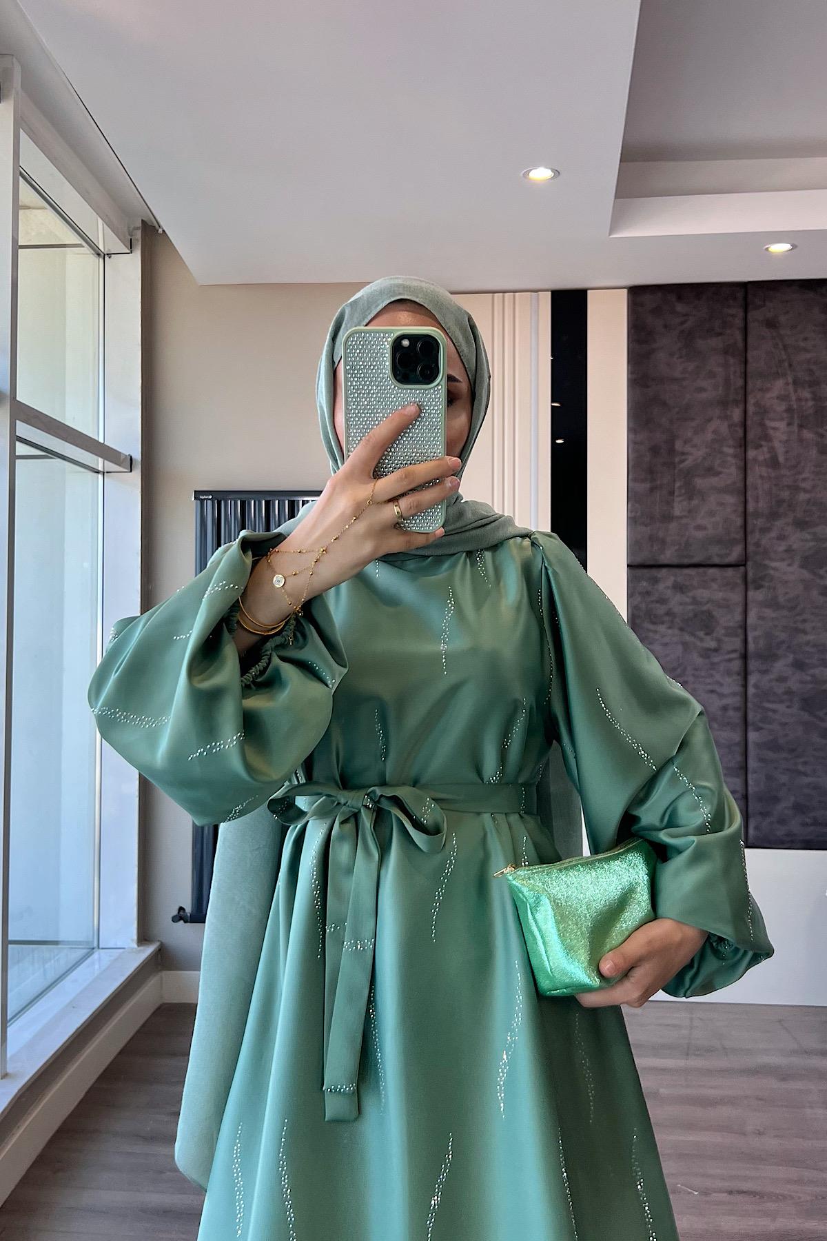 Üzeri Taş Detay Saten Elbise YeşilDubaiShowroomELBİSELER01146-YŞL