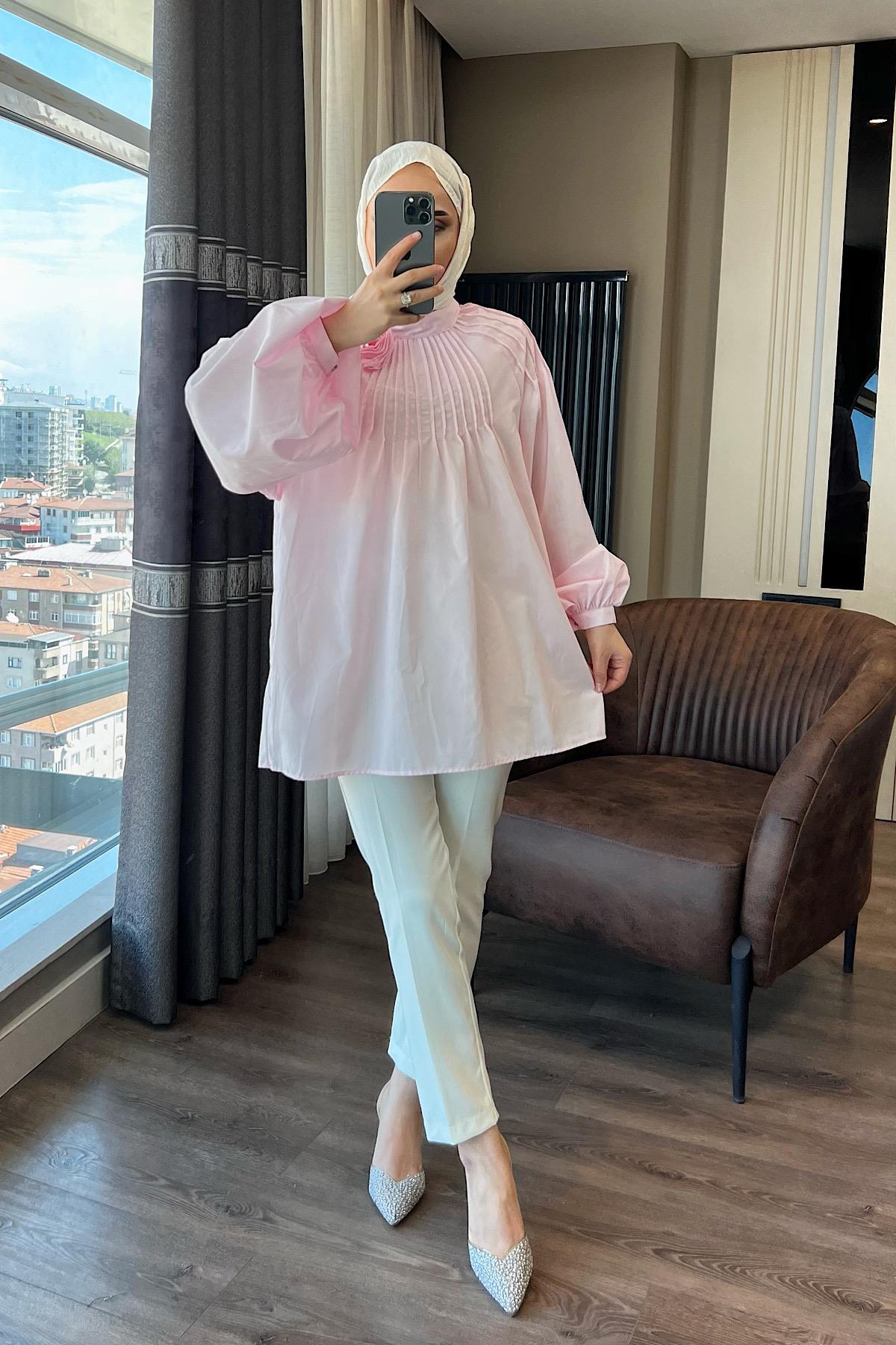 Gül Broşlu Gömlek  