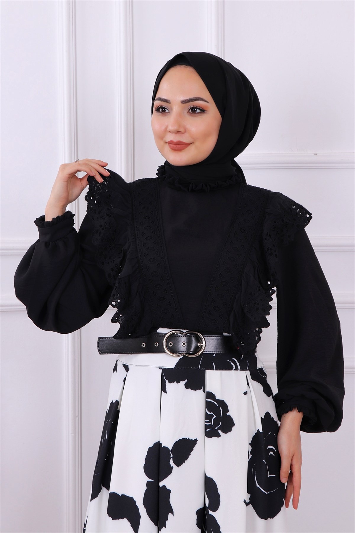 GÜPÜR DETAYLI BLUZ SİYAH