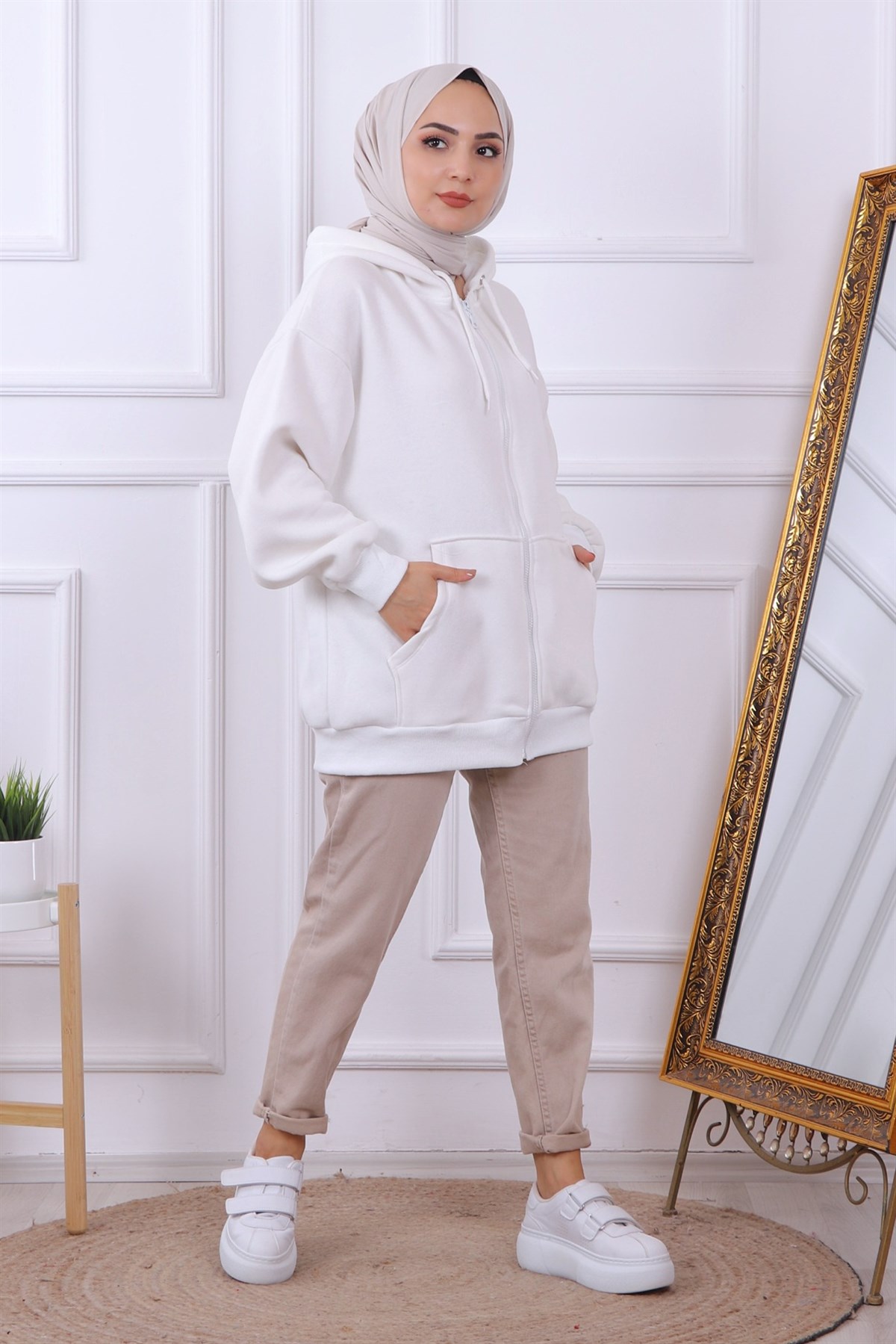 İÇİ ŞARDONLU KAPŞONLU FERMUARLI SWEAT BEYAZ 