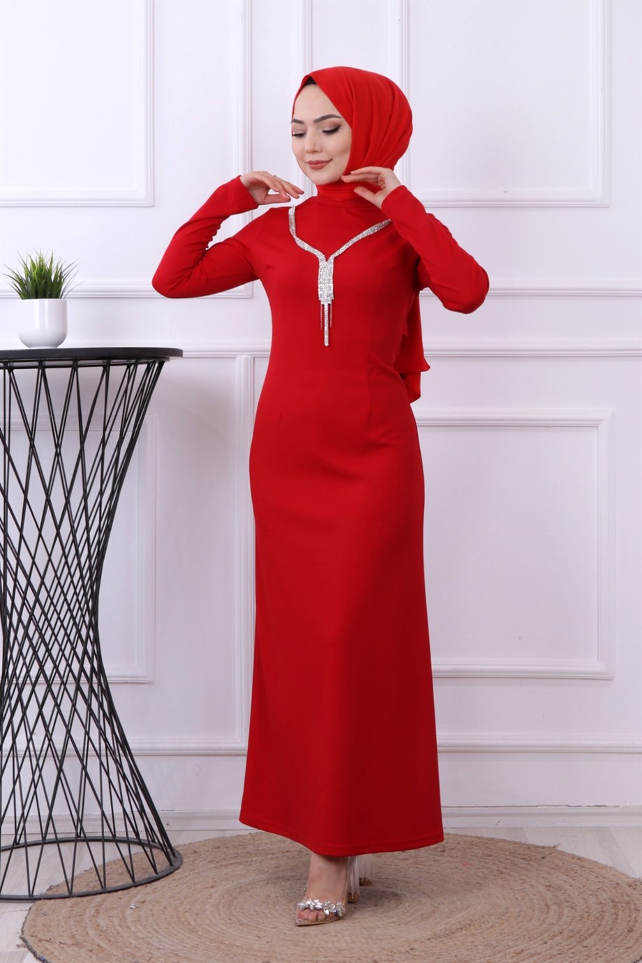 KENDİNDEN KOLYELİ ELBİSE KIRMIZI