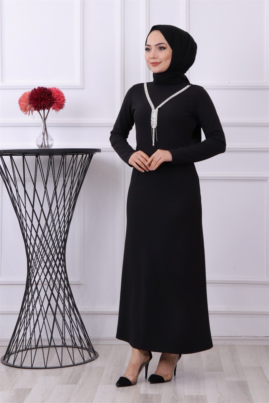 KENDİNDEN KOLYELİ ELBİSE SİYAH